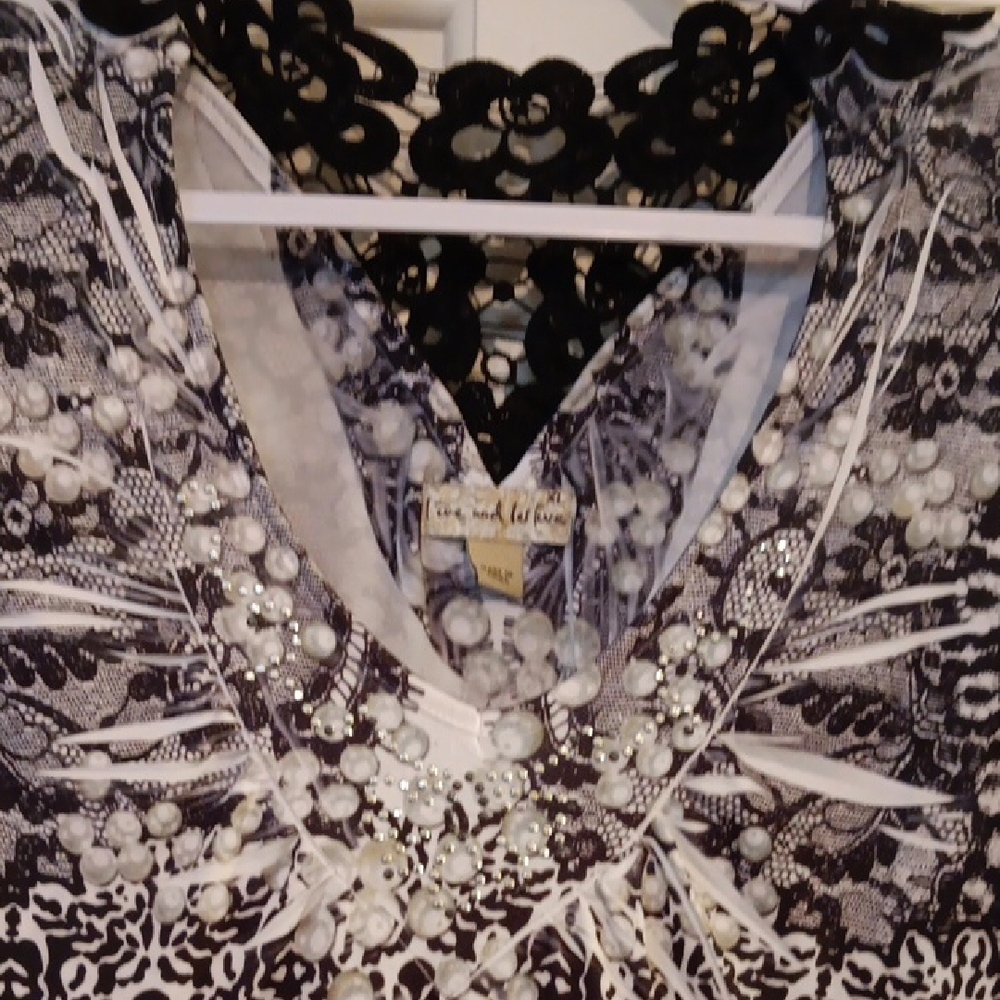 live and let live Black & White Floral V-Neck Blouse size 1X EUC - Picture 3 of 14